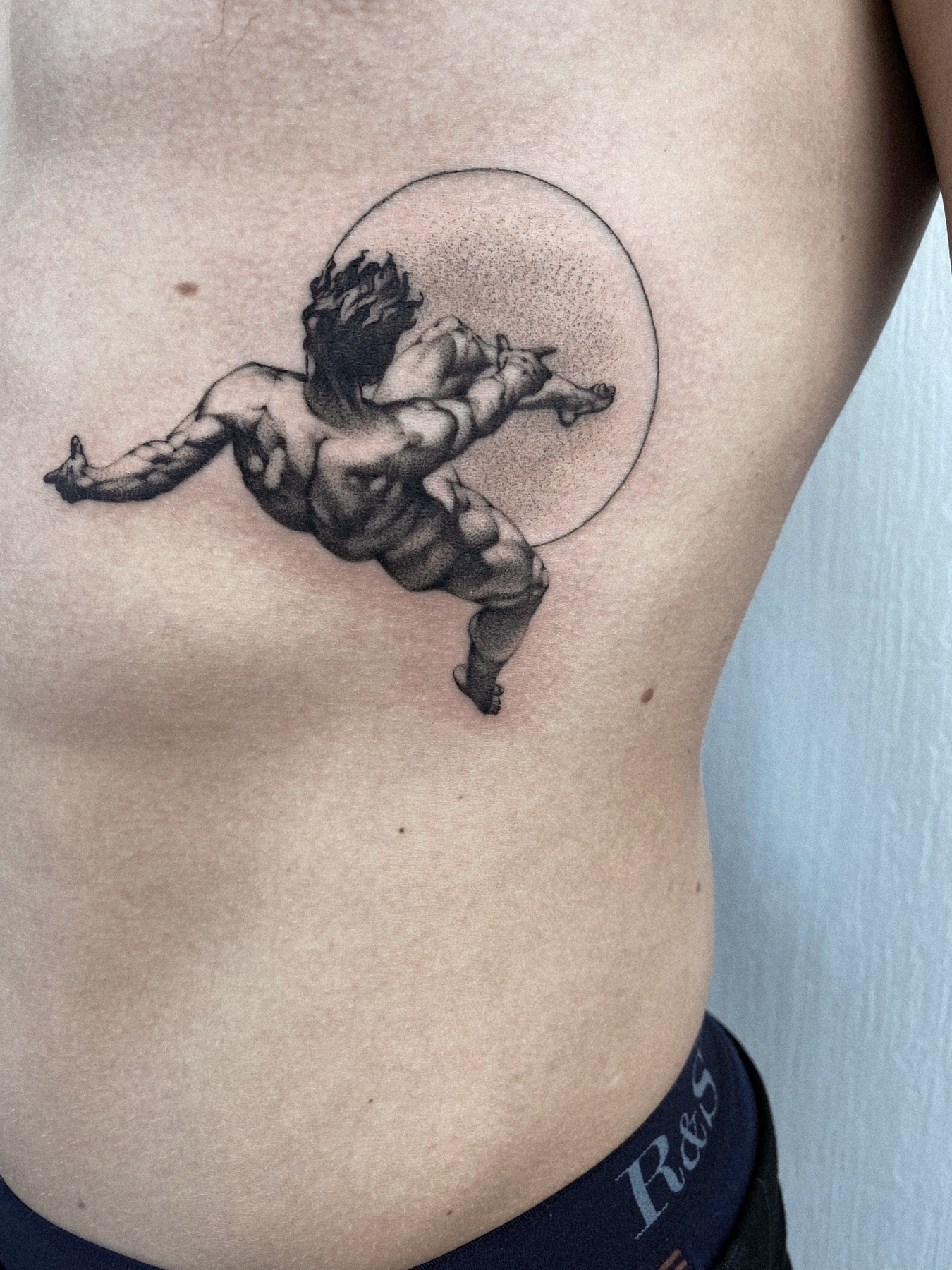 Dotwork-Tattoo einer geflügelten Figur – duck.ink Bremen