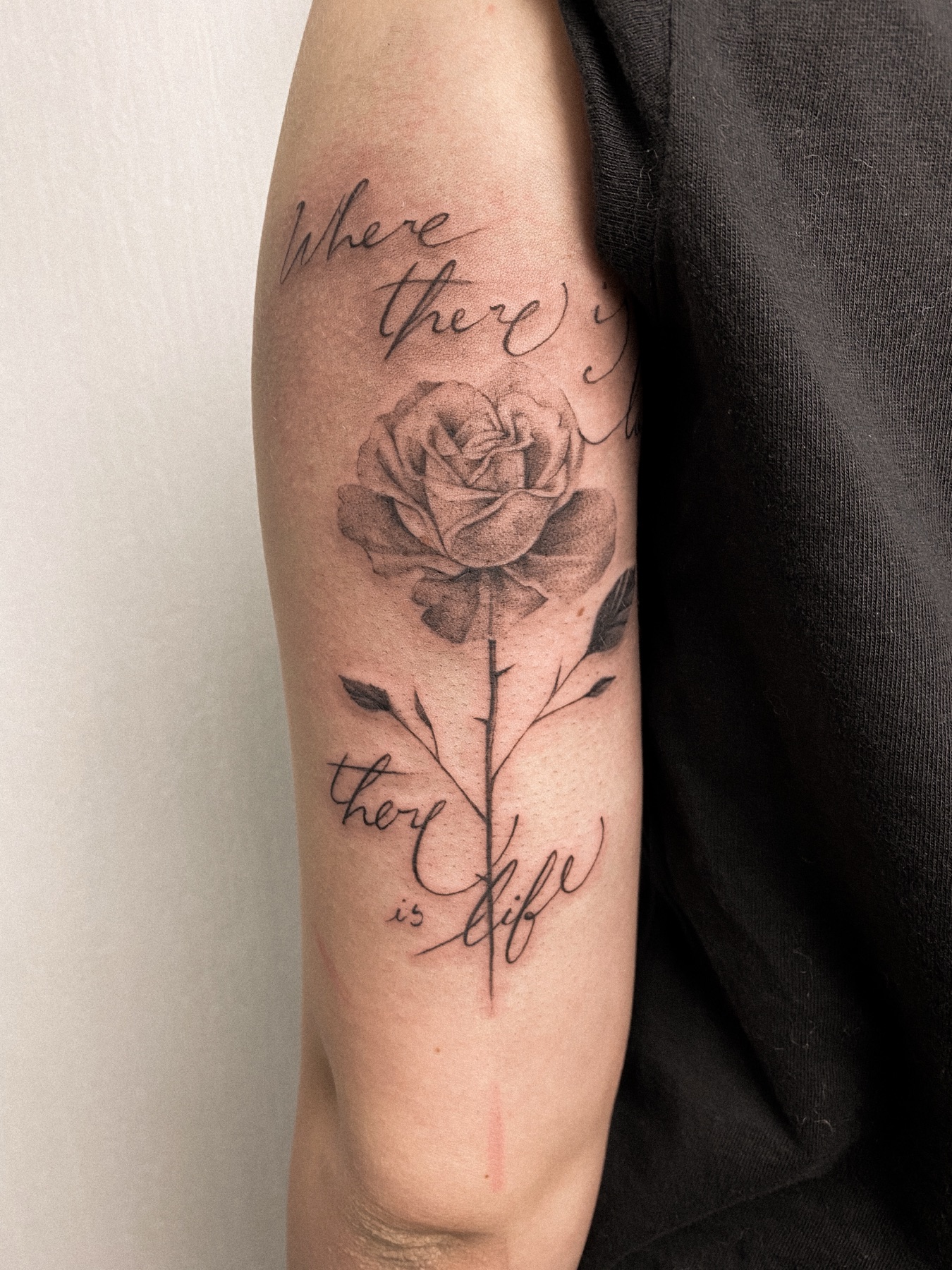 Micro-Realism-Rosen-Tattoo mit Schriftzug